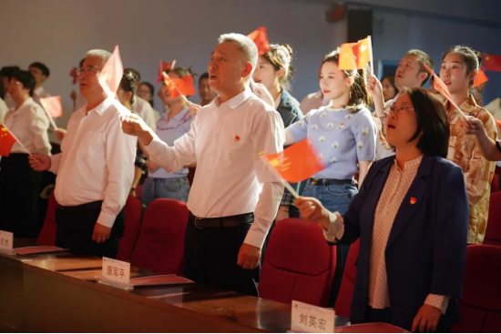 欢歌庆华诞 杏坛谱新篇——leyu乐鱼中国体育官网举办新中国成立76周年暨建校26周年文艺汇演